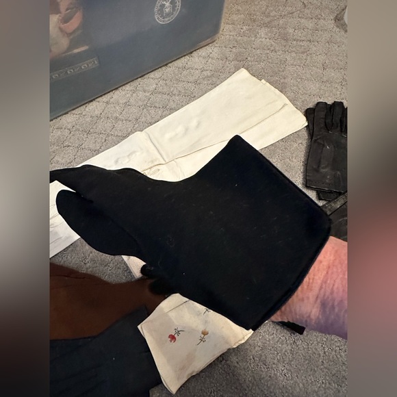 Vintage set of hand stitched leather and suede gloves. Size 6-7. - Picture 2 of 10